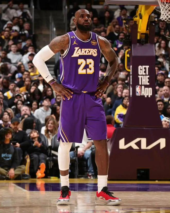 多米电竞-这也行？詹姆斯在拜仁比赛中惊艳表现字母哥在篮网比赛中败北，赛后托特纳姆绝杀压哨的简单介绍